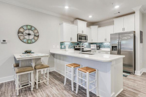 Gorgeous Calabash Condo with Balcony and Pool Access!
